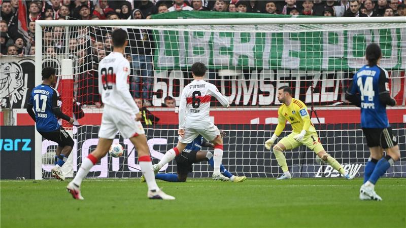 Das 1:0 für die Stuttgarter: Angelo Stiller (M.) trifft per Flachschuss.