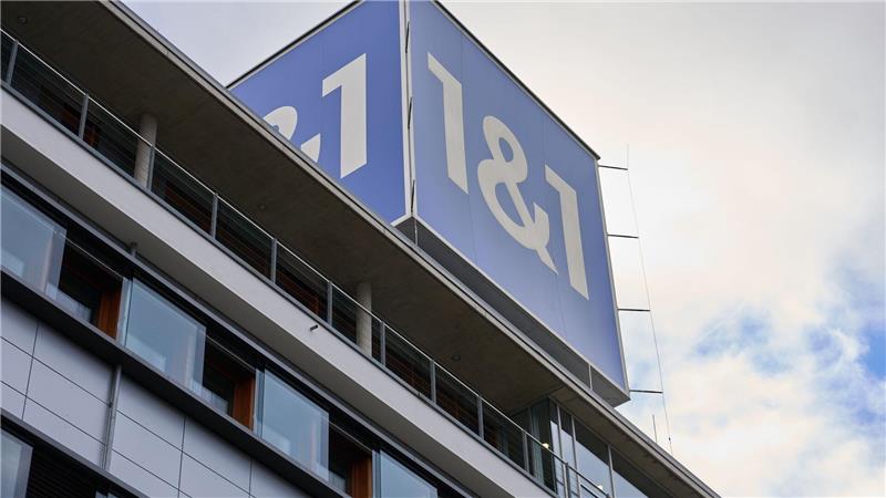 Das 1&1-Firmenlogo auf dem Dach der Firmenzentrale in Montabaur.