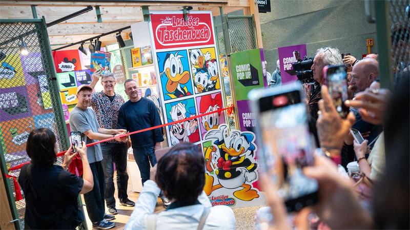 Jubel! Freu! „Micky-Maus“-Heft feiert 75 Jahre Das 75. Jubiläum wird nicht nur mit einer Sonderausgabe gefeiert, sondern auch mit einem Pop-up-Store im Bikini Berlin.