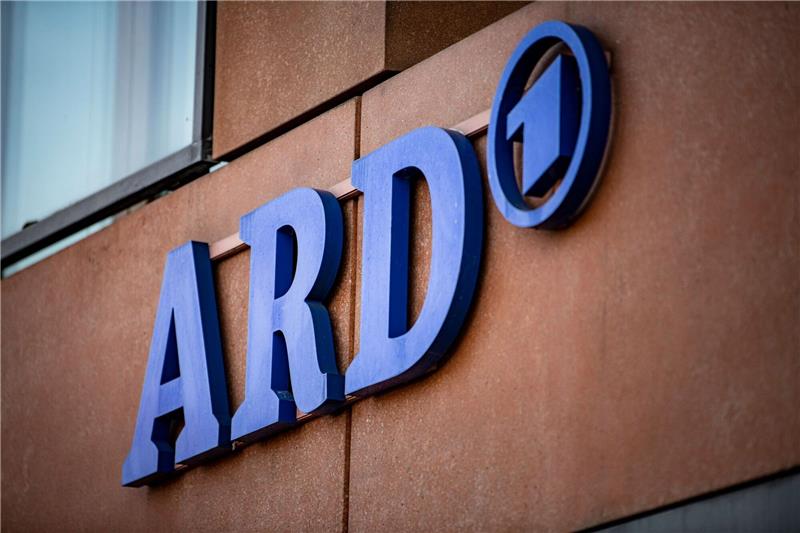 Das ARD-Logo an der Fassade des ARD-Hauptstadtstudios im Regierungsviertel.