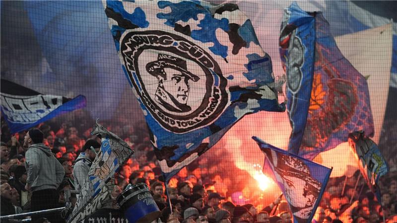 Innenminister: Keine Mehrheit für personalisierte Tickets Das Abbrennen von Pyrotechnik in den Stadien ist den Innenministern ein Dorn im Auge.