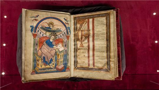 Das Ada-Evangeliar aus der  Schatzkammer der Stadtbibliothek Trier. Die kostbaren Bilderhandschriften sind rund 1200 Jahre alt.