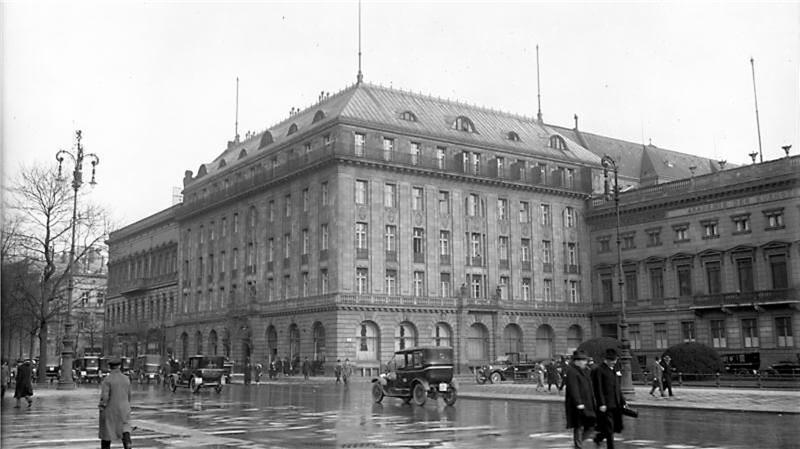 Das Adlon in Berlin gilt noch immer als eines der luxuriösesten Hotels Deutschlands. Das Foto zeigt das Hotel um das Jahr 1910.