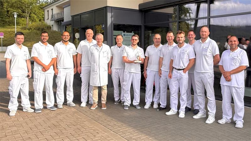 Wieso Bad Harzburgs Krankenhaus eins der besten Deutschlands ist Ein Gruppenbild mit vielen Menschen in weißen Hosen und Hemden: Das Ärzteteam um Chefarzt Dr. Christian Liebau.
