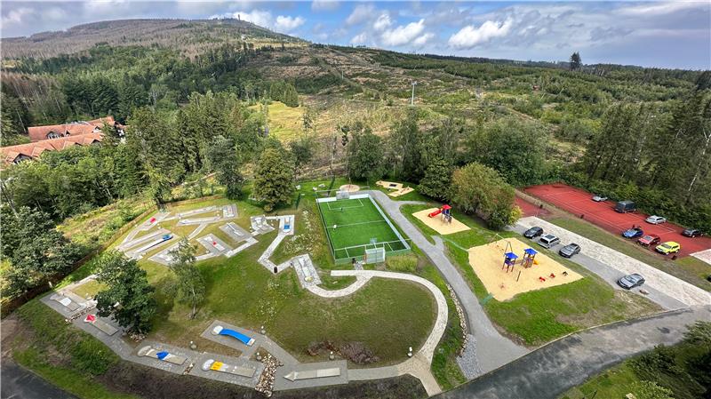 Rat fällt Entscheidungen zu Archiv und Spielehaus Das „Ahorn-Hotel“ hat in seinem Außenbereich unter anderem bereits einen Minigolf-Platz, einen Fußballkäfig und einen Kinderspielplatz (von links) errichtet. Auf den ehemaligen Tennisplätzen des „Maritim-Berghotels“ (rechts), die derzeit als Parkplatz genutzt werden, soll nun ein Spielehaus für Kinder und Jugendliche entstehen.