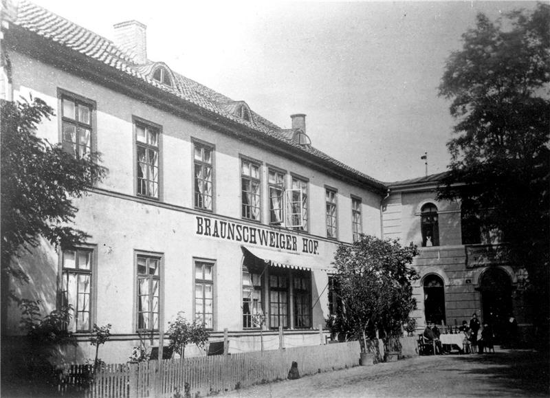 Das Ahrens-Repro zeigt den Bad Harzburger Bahnhof um 1890. Sammler Harry Plaster steuert ein Belegfoto des Bahnhofshotels um 1903 bei.