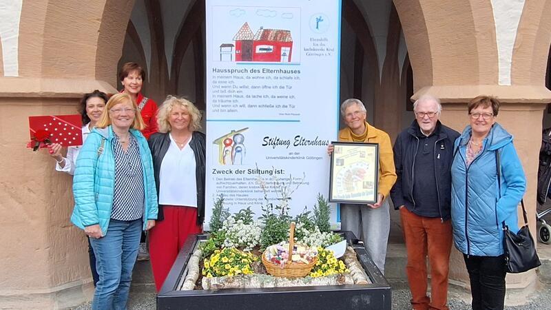 Das Aktionsteam und Mitglieder des D.A.S. Chörchen überreichen die Spende an das Elternhaus.