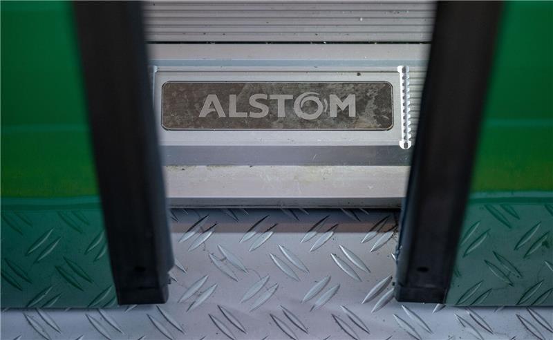 Das Alstom Logo ist auf der Schwelle eines Zuges zu sehen.