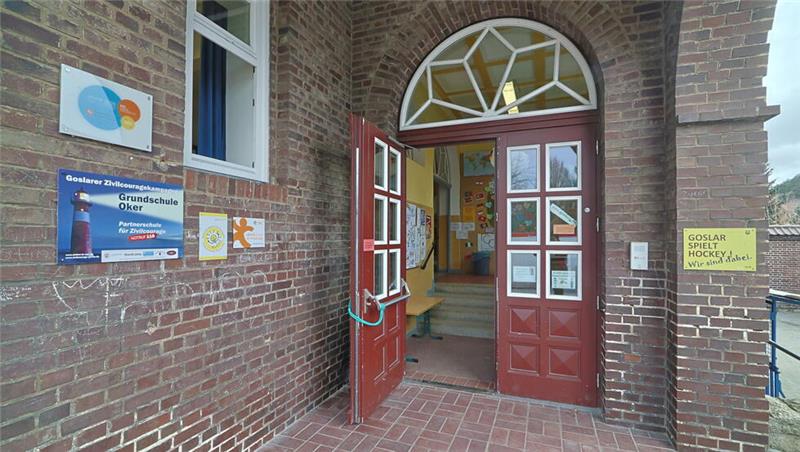 Das Altgebäude bleibt, wie es ist: Gegenüber soll ein Anbau in Modularbauweise ab Sommer 2026 die Container ersetzen.