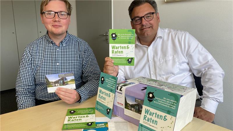 Braunlages Bürgermeister Wolfgang Langer und der städtische Klimamanager Frederick Banse zeigen die Tafeln für das Fußgängerampelquiz.