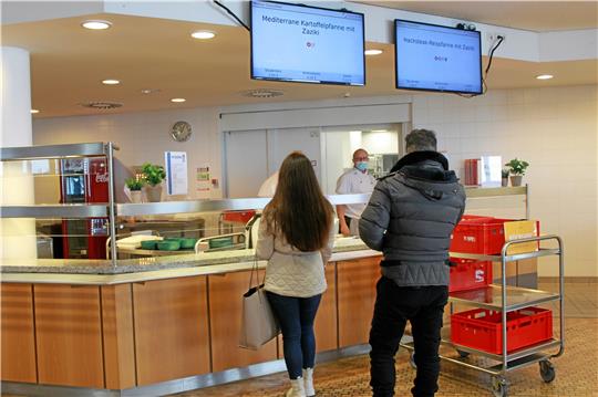 Das Angebot der Mensa ist durch Corona eingeschränkt. Zur Mittagszeit holen sich die Studenten ihr Essen und nehmen es mit nach Hause.  Fotos: Fricke