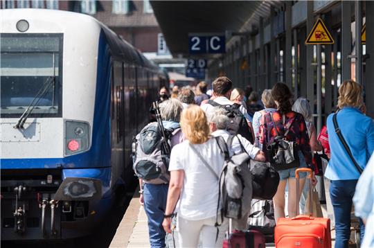 Das Angebot könnte für übervolle Züge sorgen. Foto: Bockwoldt/dpa