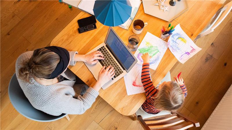 Jeder Fünfte arbeitet regelmäßig im Homeoffice Das Arbeiten von zu Hause bleibt für viele attraktiv – etwa um Beruf und Familie besser zu verbinden. (Symbolbild)