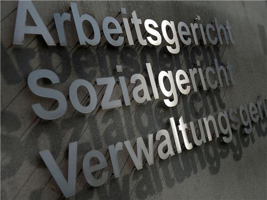 Das Arbeitsgericht in Dresden hat einer Klägerin hat in einer Klage über unbezahlte Freistellung während der Pandemie entschieden.