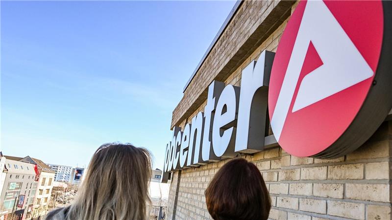 Das Arbeitskräfteangebot in Deutschland wird bis 2045 nur leicht sinken, sagt eine neue Hochrechnung von Experten. (Symbolbild)