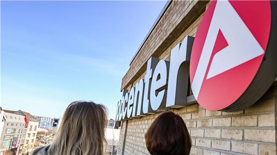 Das Arbeitskräfteangebot in Deutschland wird bis 2045 nur leicht sinken, sagt eine neue Hochrechnung von Experten. (Symbolbild)