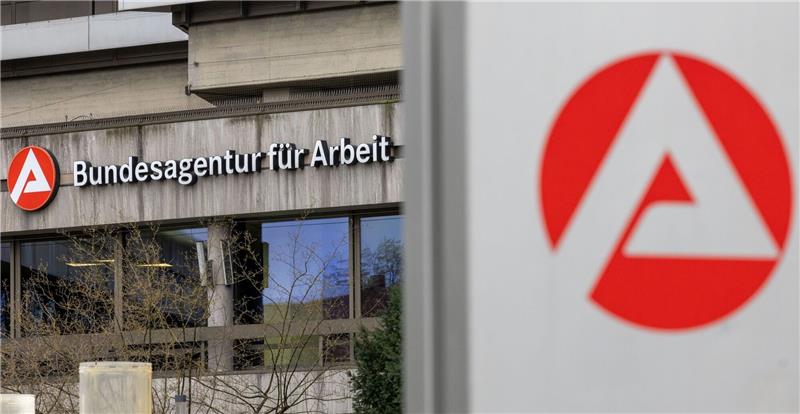 Das Arbeitsmarktbarometer des Nürnberger Instituts für Arbeitsmarkt- und Berufsforschung (IAB) stieg im November leicht.