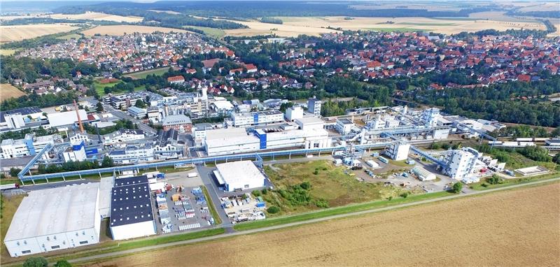 Das Archivbild von 2017 zeigt die noch bestehende letzte Baulücke auf dem Albemarle-Gelände im Innerstetal (am Feldweg rechts), auf der die neue Produktionsanlage errichtet werden soll. Die Umgebung der Baulücke hat sich mittlerweile etwas verändert. Archivfoto: Kühlewind