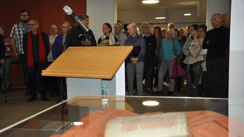 Auf zu Goslars Kulturmarktplatz: Ausstellung zu 625 Archiv-Jahren Das Archivregister von 1399 und viele Besucher zur Eröffnung: Seit Samstag läuft die Ausstellung „625 Jahre Stadtarchiv Goslar“ im Kulturmarktplatz.