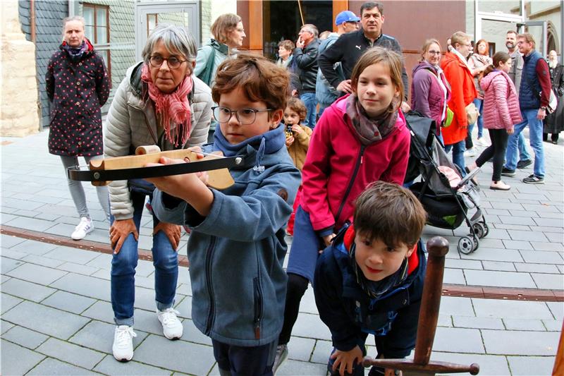 Das Armbrustschießen stößt bei Kindern auf Interesse.