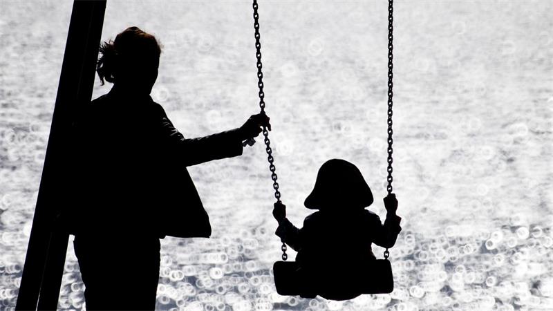 Das Armutsrisiko von Alleinerziehenden und ihren Kindern ist laut Statistik mehr als doppelt so hoch, wie bei Familien mit beiden Elternteilen. (Symbolbild)