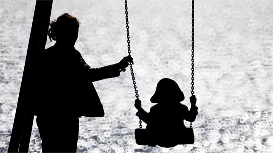 Das Armutsrisiko von Alleinerziehenden und ihren Kindern ist laut Statistik mehr als doppelt so hoch, wie bei Familien mit beiden Elternteilen. (Symbolbild)