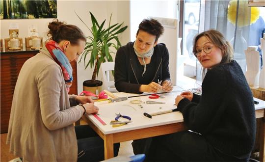 Das Atelier „Sald Harzmade“ von Goldschmiedin Laura Matthes (links) an der Elbingeröder Straße ist einer der Außenposten von „Kunstharz“. Dort können Interessierte gegen einen kleinen Materialbeitrag selbst Schmuck fertigen. Archivfoto: Jung