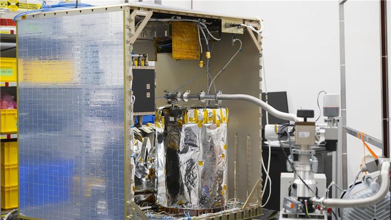 Das Atomic Clock Ensemble in Space (ACES) wird außen am europäischen Columbus-Modul der ISS angebracht und soll Grundlagen der Physik prüfen.