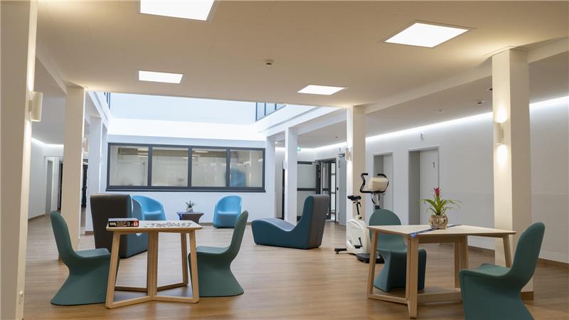 Das Aufnahmezimmer verfügt nun über neue, moderne Möbel und wirkt heller.