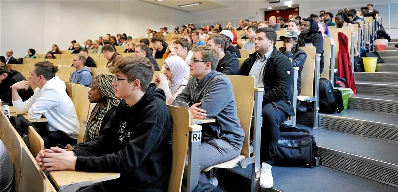 TU Clausthal begrüßt Erstsemester aus allen Kontinenten Das Audimax der Universität ist gut gefüllt bei der Begrüßung der neuen Studierenden, die Prof. Christian Bohn, Vizepräsident für Studium und Lehre, vornimmt. Foto: Ernst/TU Clausthal