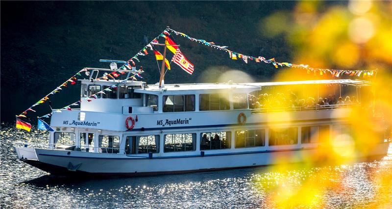 Ein Bild aus früheren Zeiten: Die MS „Aquamarin“ ist bei herbstlichem Sonnenschein auf dem Okerstausee bei Schulenberg unterwegs.