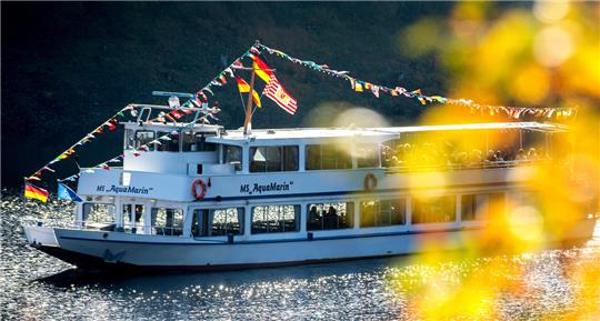 Ein Bild aus früheren Zeiten: Die MS „Aquamarin“ ist bei herbstlichem Sonnenschein auf dem Okerstausee bei Schulenberg unterwegs.