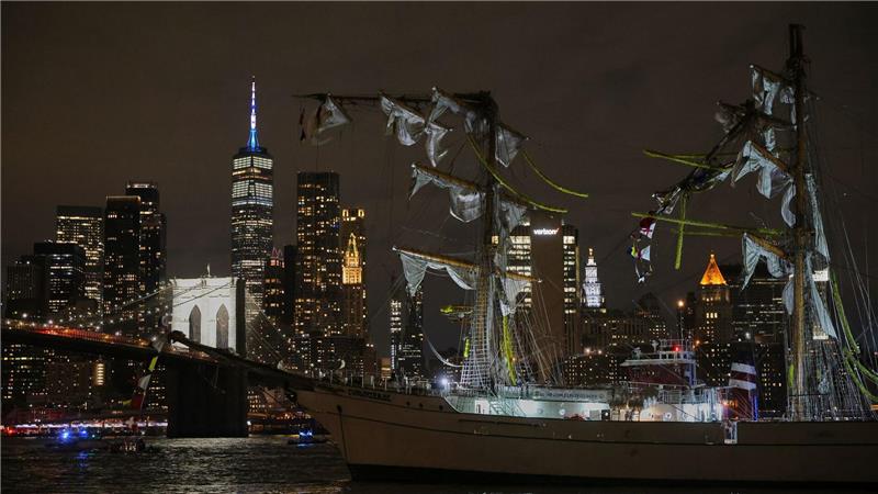 Segelschiff prallt gegen Brooklyn Bridge - Zwei Tote Das Ausbildungsschiff der mexikanischen Marine war am Abend verunglückt.