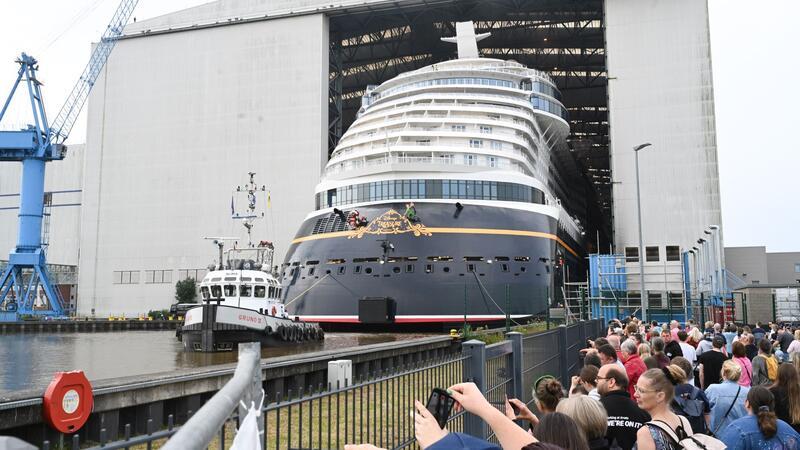 Das Ausdocken der „Disney Treasure“ wird von zahlreichen Schaulustigen verfolgt.