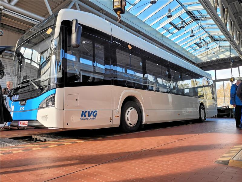 Deutschland-Premiere: Dieser E-Bus fährt jetzt in Bad Harzburg Das Aushängeschild der KVG in Bad Harzburg: Der neue Elektrobus des Typs LF-122/E. Foto: Exner
