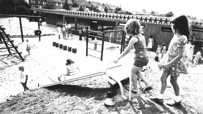 Kita Schlewecke wird 50 Jahre alt – Ein Blick in die Geschichte Das Außengelände der Kita – hier zu sehen nicht lange nach Eröffnung – hat sich im Laufe der Jahre optisch stark verändert.