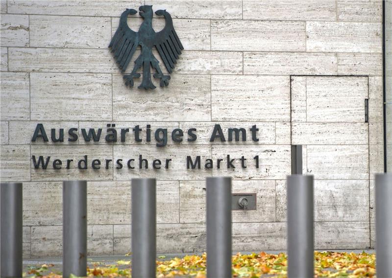 Das Auswärtige Amt erklärt zwei Angehörige der iranischen Botschaft zu unerwünschten Personen.