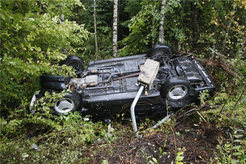 Unfall auf B 82: Auto von Fahrbahn abgekommen und überschlagen Das Auto blieb auf dem Dach liegen. Foto: Epping