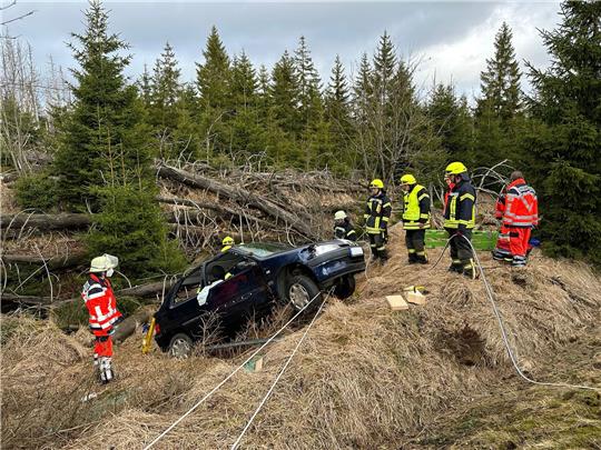 Das Auto der 62-Jährigen musste von der Feuerwehr geborgen werden. Foto: Eggers