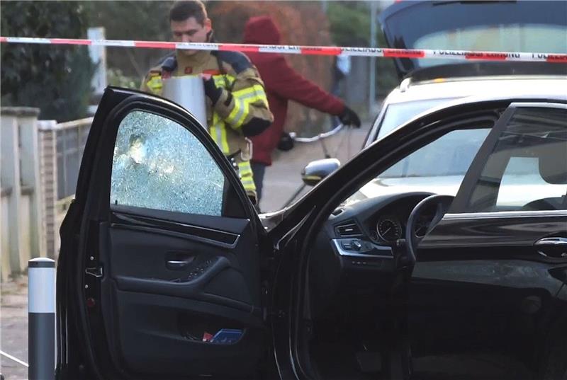 Das Auto der Frau steht nach der Tat am Straßenrand.