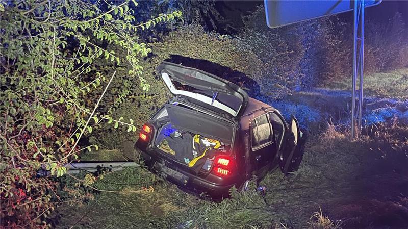Das Auto eines 19-Jährigen ist in einem Straßengraben gelandet. 