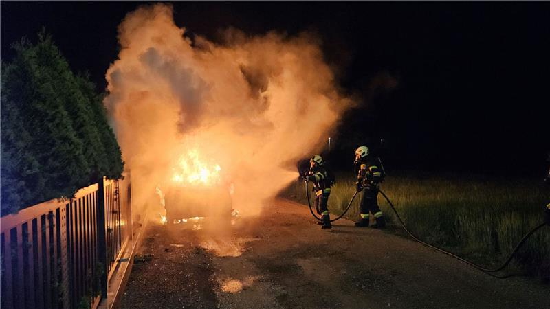 Mutmaßliche Anschlagsserie gegen Zeugen Jehovas Das Auto eines Mitglieds der Zeugen Jehovas in der Gemeinde Premstätten im südlichen Bundesland Steiermark steht in Flammen.