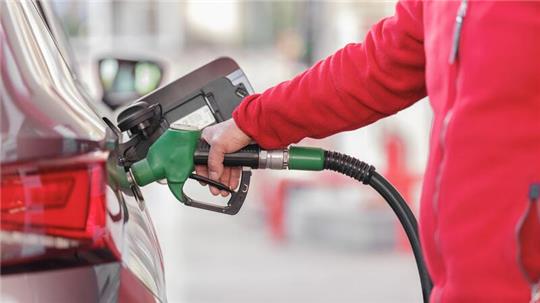 Das Auto fiel mit laufendem Motor an der Tankstelle auf.