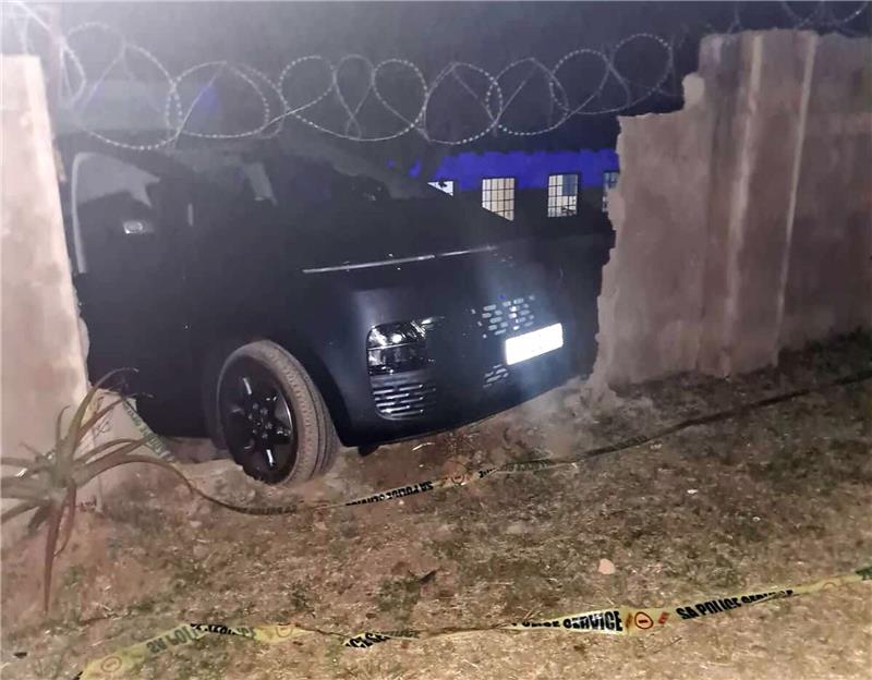 Mord an Deutschem: Verdächtige stellen Kautionsanträge Das Auto hat nahe des Numbi-Eingangs zum Kruger-Nationalpark eine Mauer durchbrochen. Ein deutscher Tourist aus Fulda ist bei dem Raubüberfall erschossen worden (Archivbild)