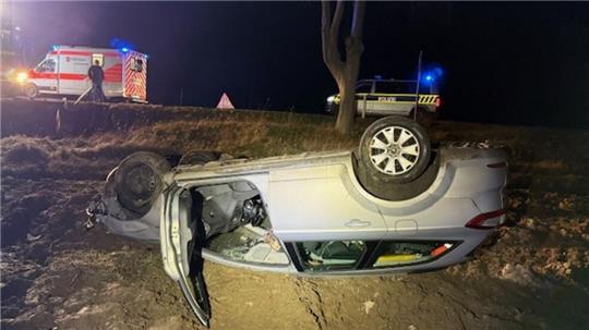 Das Auto hat sich überschlagen und blieb auf dem Dach liegen. 