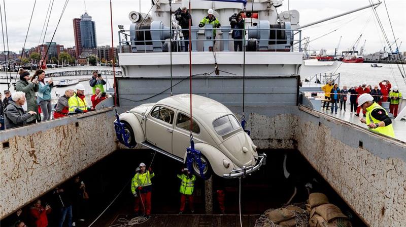 Schwebender VW Käfer - mit Lastkran auf die „Cap San Diego“ Das Auto ist mehr als 60 Jahre alt.