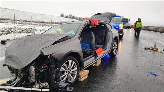 Das Auto ist nach dem Unfall nicht mehr fahrbereit.