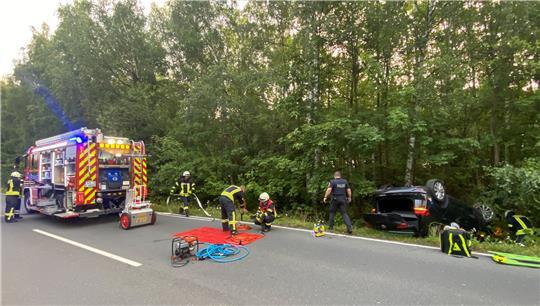 Das Auto kam von der Fahrbahn ab, überschlug sich und blieb auf dem Dach liegen. Foto: Feuerwehr Goslar