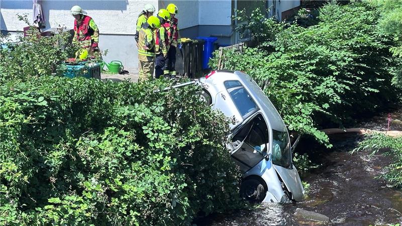 Rätselhaft: Auto landet in der Radau, zwei Frauen schwer verletzt Das Auto landet kopfüber in der Radau.