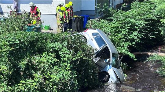 Das Auto landet kopfüber in der Radau.
